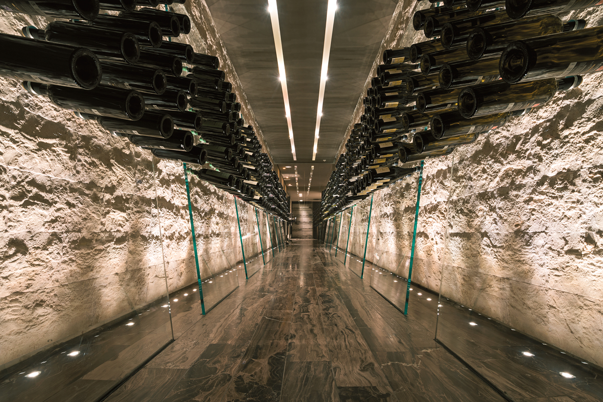 Proyecto de cava para vinos con suelo Woodstone Collection