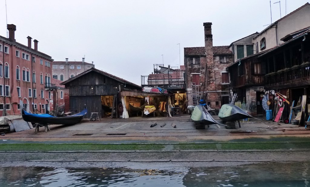 Gondelbau an der Lagune von Venedig