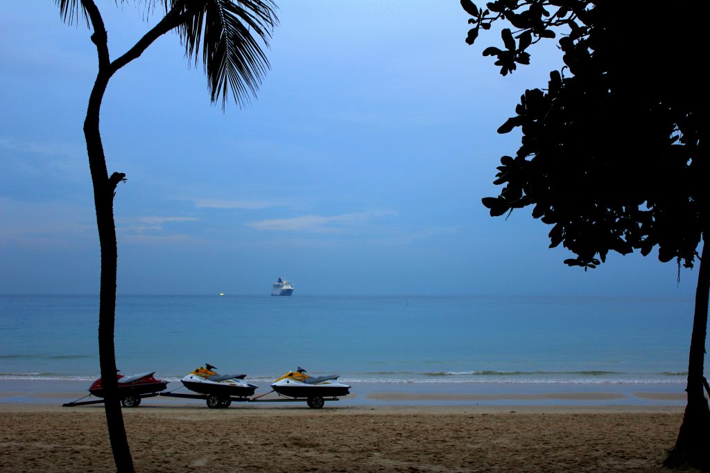 boote-am-strand-phuket