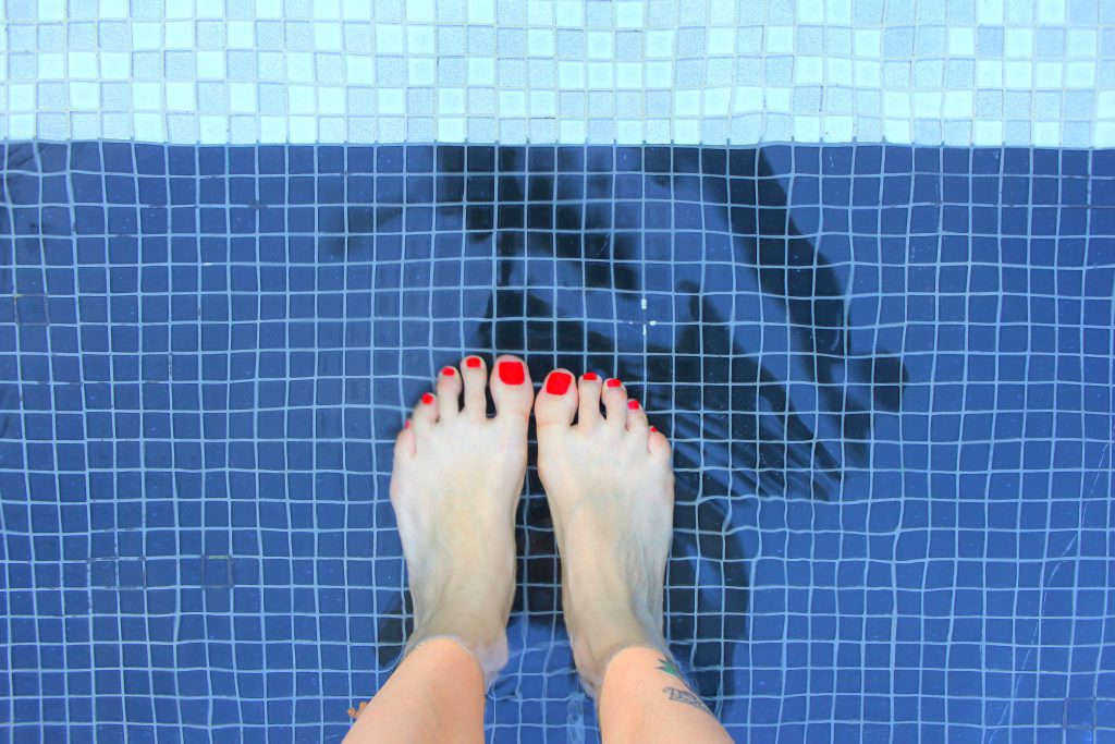Füße im Pool