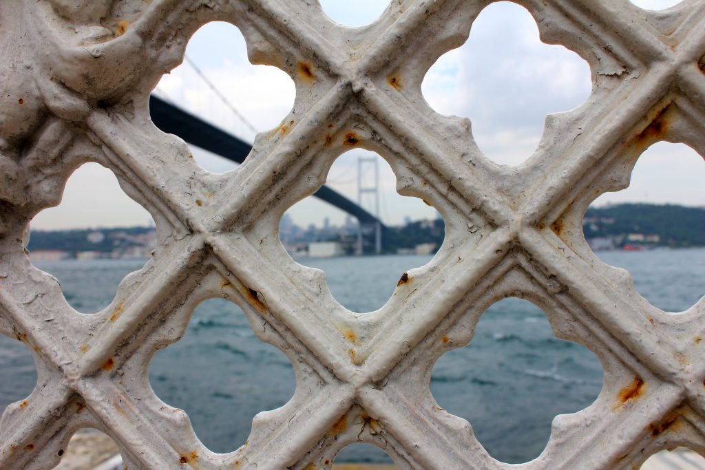 Itanbul Brücke durch Gitter