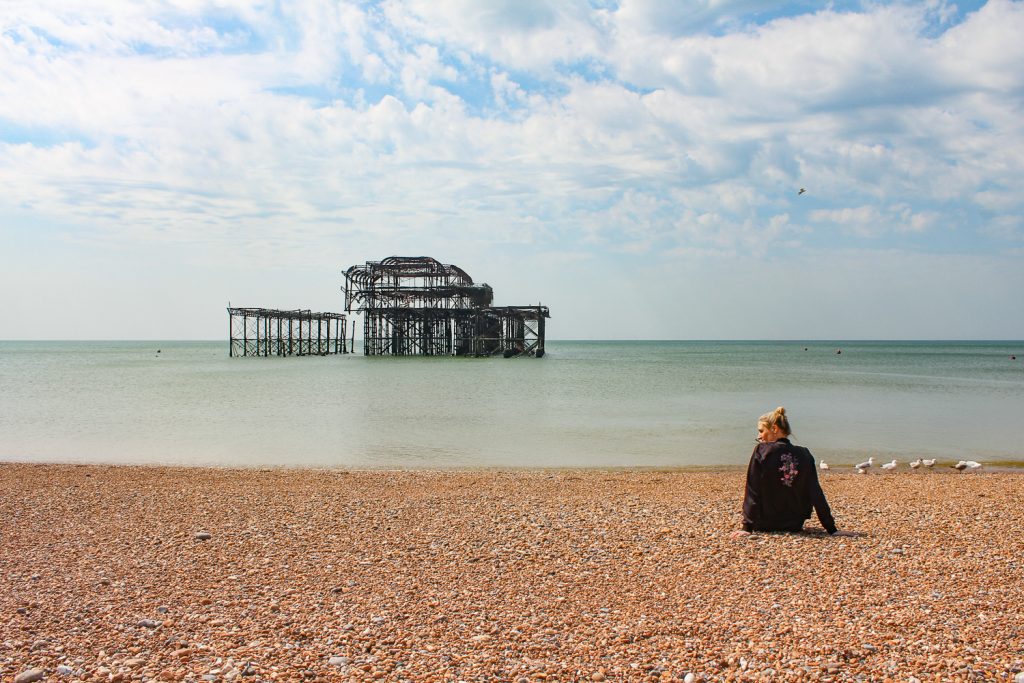 Der West Pier in Brighton mit Blick auf das Meer