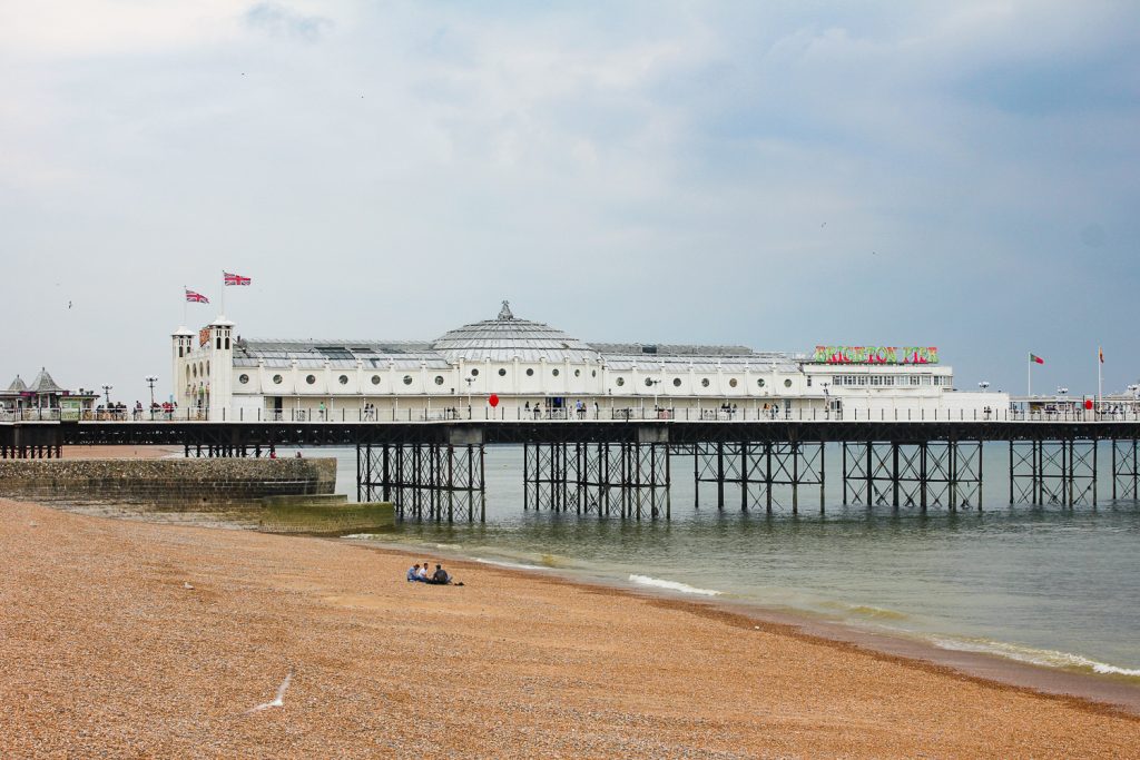 Bootssteg mit Blick auf den Brighton Palace