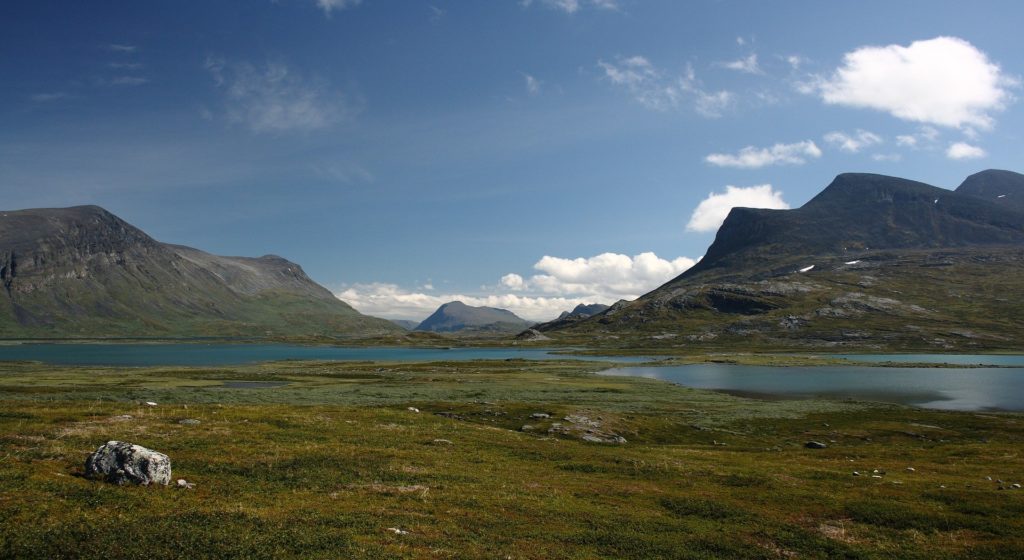 Das schwedische Lappland mit grüner Weite und kargen Bergen gehört zu einem Schwedenurlaub dazu.