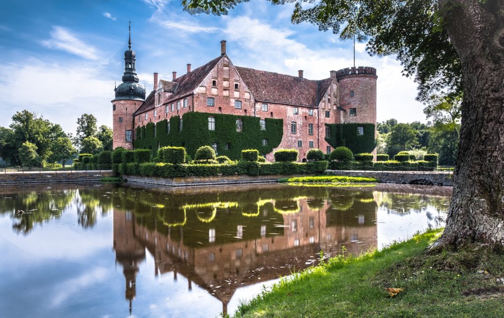Wasserschloss in Schweden mit tollen Spiegelungen im vorgelagerten Teich