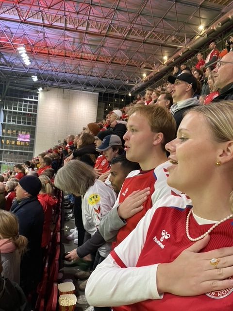 Nikolaj og Julie synger med på ”Der er et yndigt land”.