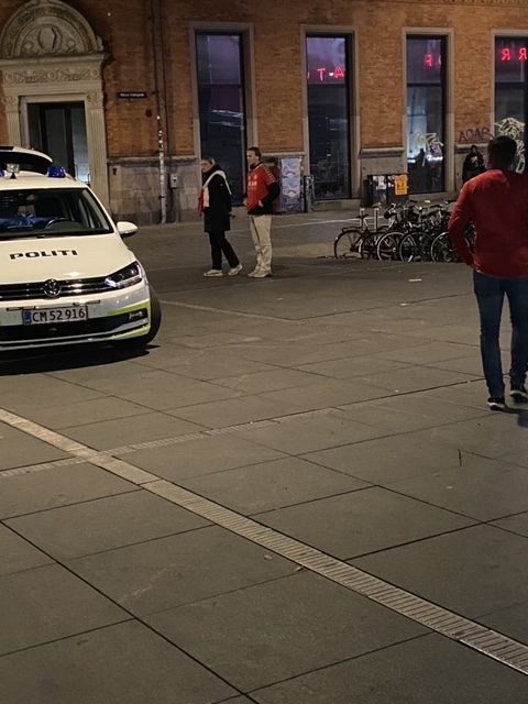 Nikolaj og Julie, der står i kø til politiet.
