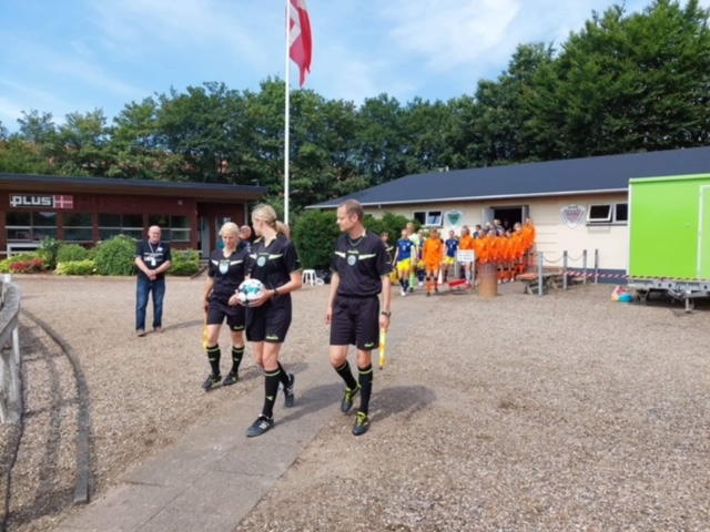 Indmarch for Julie som dømmer U16 landskamp