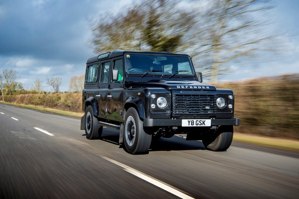 Land Rover defender rijdend op de weg