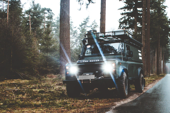 Land Rover buiten in het bos geparkeerd