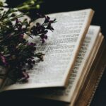 Uppslagen Bibel och blommor