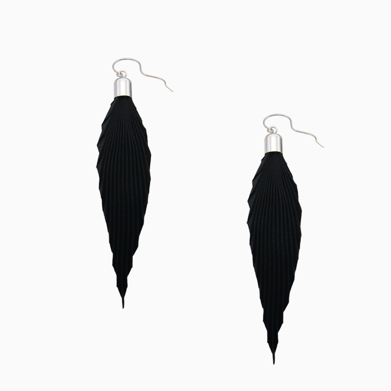 Håndplisseret øreringe i sort stof og sterling sølv