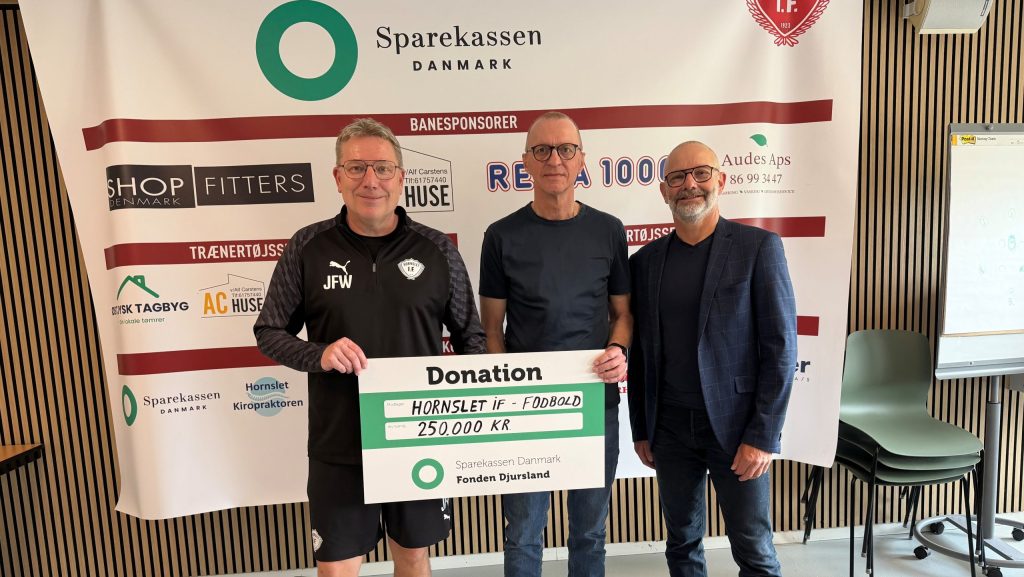 Overrækkelse af donation fra Sparekassen Danmark Fonden Djursland til Hornslet IF’s nye kunstgræsbane