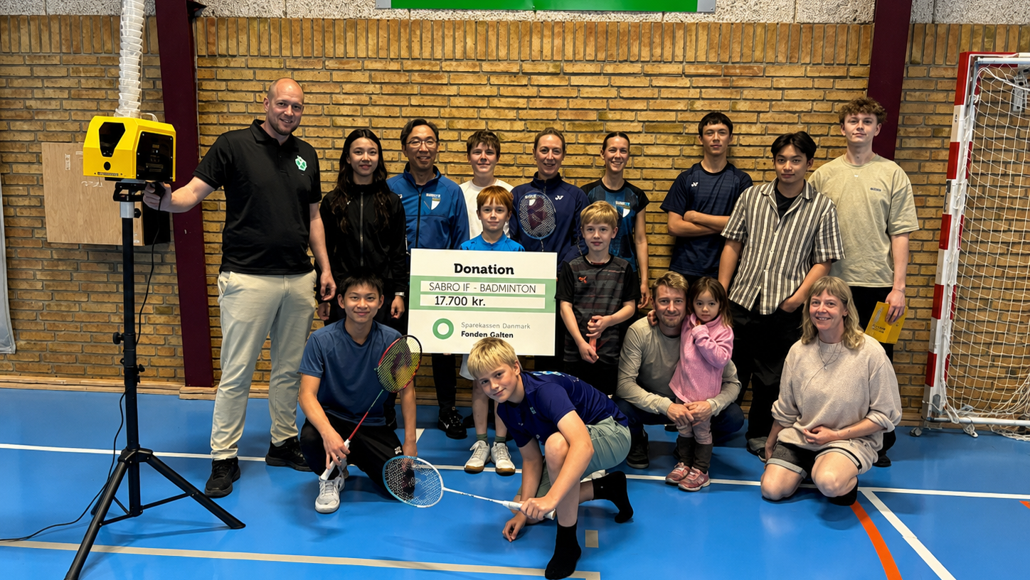 "Medlemmer fra Sabro IF Badminton modtager støtte fra Sparekassen Danmark Fonden Galten til børne- og ungdomsaktiviteter"