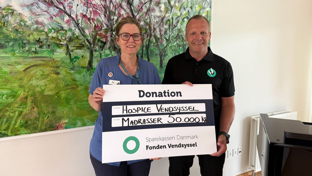 Hospice Vendsyssel modtager støtte fra Sparekassen Danmark Fonden Vendsyssel til nye trykaflastende madrasser.