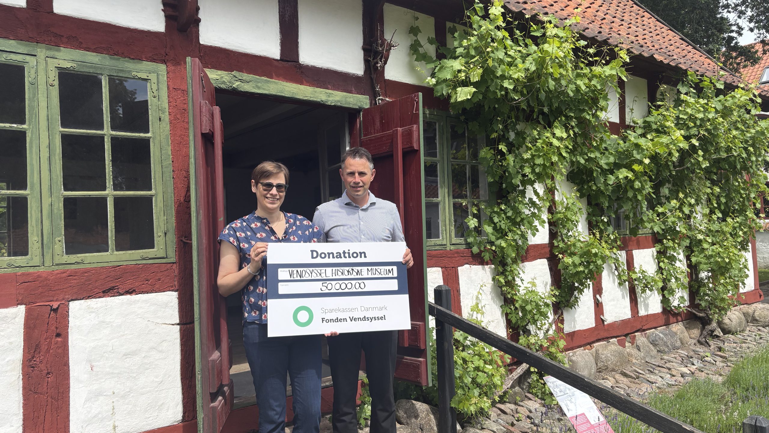 Casper Nissen Larsen overrækker støtte til Nordjysk Guld på Vendsyssel Historiske Museum fra Sparekassen Danmark Fonden Vendsyssel.