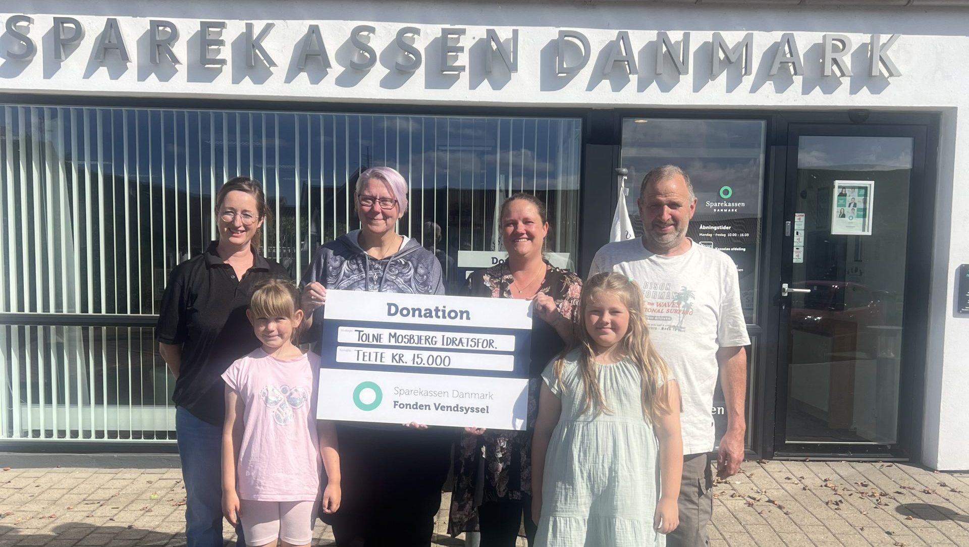 Tolne-Mosbjerg Idrætsforening modtager støtte til telte fra Sparekassen Danmark Fonden Vendsyssel.