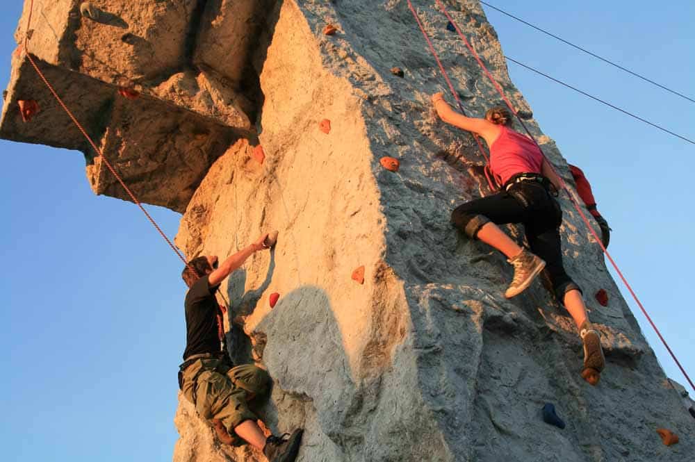 Spider Rock 3 Kletterturm mit zwei kletternden Personen am Nuke-Festival in St. Pölten