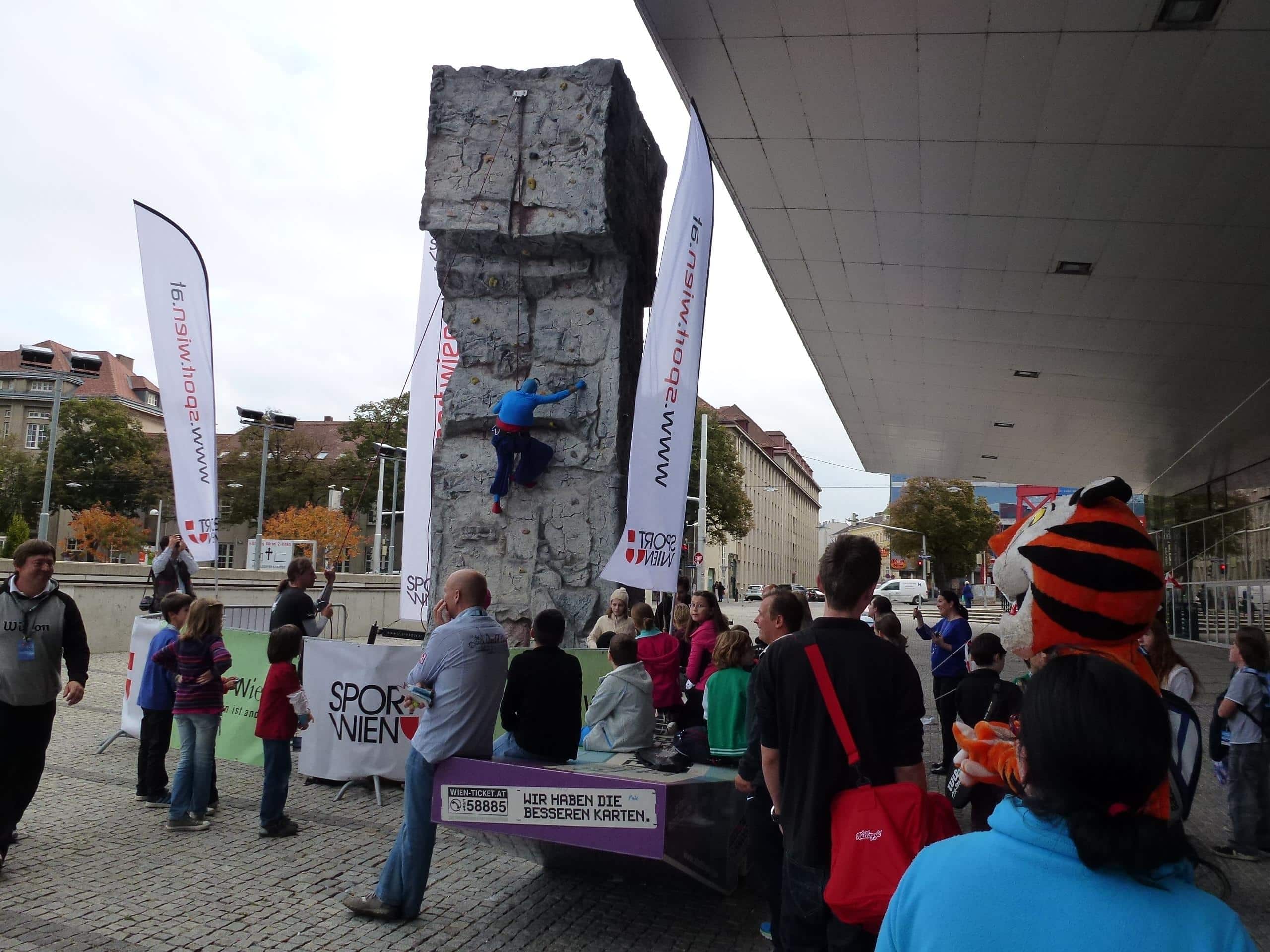 Spider Rock 2 Climbing Wall Tennis for Kids Stadthalle