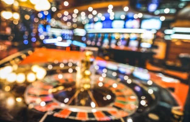 Sløret casino-interiør illustrerer de psykologiske tricks brugt på danske casino sider for at fremme casino bonusser