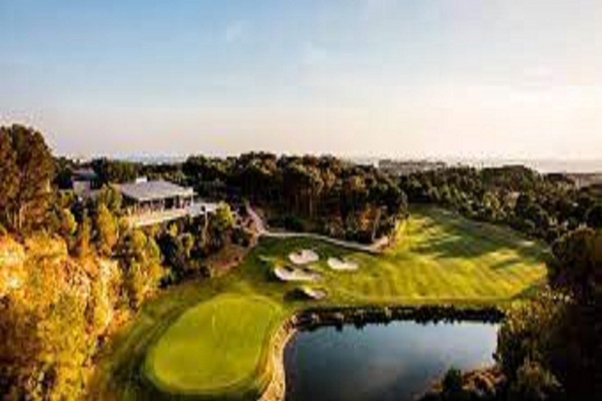 THE WORLD’S BEST LUXURY GOLF RESORTS