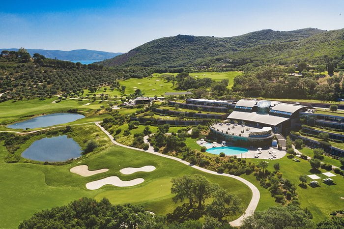 THE WORLD’S BEST LUXURY GOLF RESORTS THE WORLD’S BEST LUXURY GOLF RESORTS