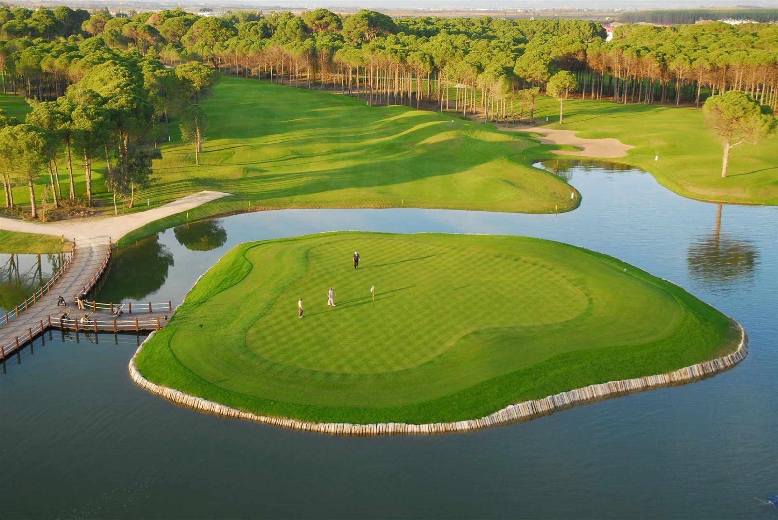 THE WORLD’S BEST LUXURY GOLF RESORTS