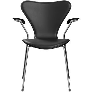 3207 stol m/armlæn, forsidepolstret Essential læder sort/krom stel af Arne Jacobsen