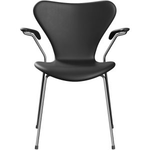 3207 stol m/armlæn, fuldpolstret Essential læder sort/krom stel af Arne Jacobsen