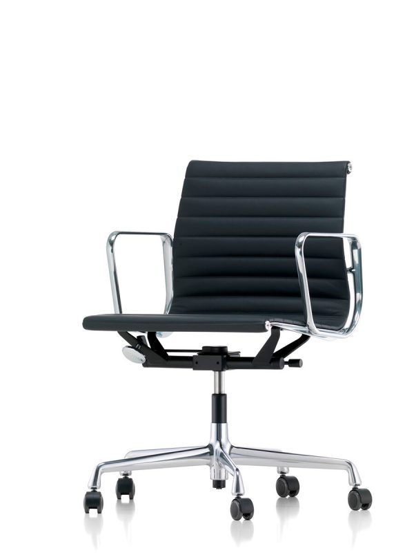 Aluminium Chair EA 117 Kontorstol, sort læder fra Vitra