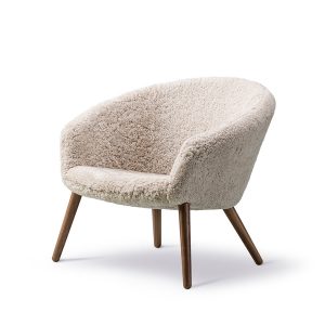 Ditzel Lounge Chair i lammeskind fra Fredericia Furniture (Valnød)
