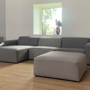 Boston | 3-personers sofa med chaiselong + Puf | Udstillingsmodel
