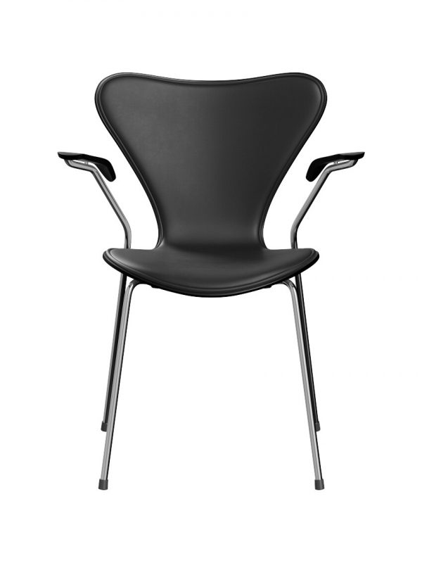 3207 stol m/armlæn, forsidepolstret Essential læder sort/krom stel af Arne Jacobsen