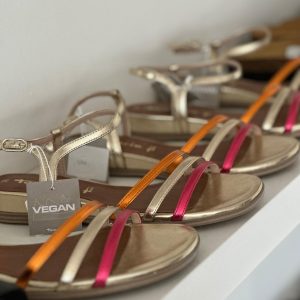 Tamaris sandal i guldfarvet kombination 28133