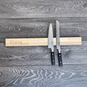 Knivmagnet 60 cm - Egetræ med teksten "Knive"