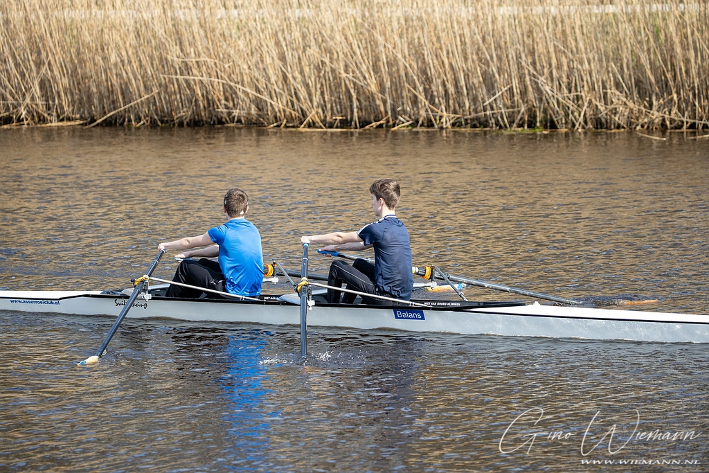 Asserroeiclub aan het trainen
