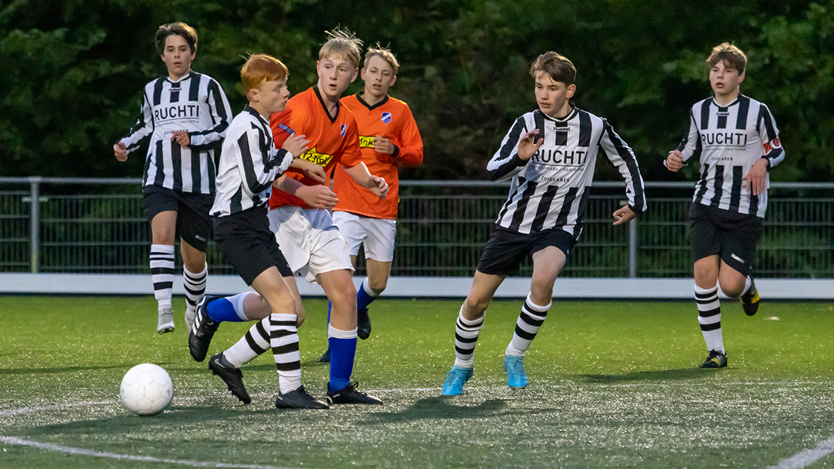 LEO JO17-2 vs FC Zuidlaren JO17-3 op 27 augustus 2022