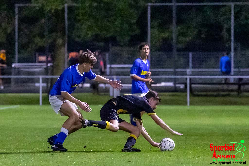 LEO (Loon) JO17-1 vs FC Assen JO17-1 29 september 2022 - © Gino Wiemann