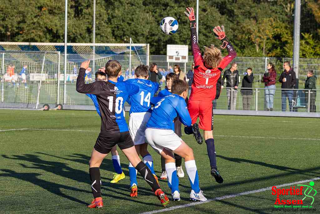 VV LEO JO13-1 vs FC Zuidlaren JO13-1 8 oktober 2022 - © Gino Wiemann