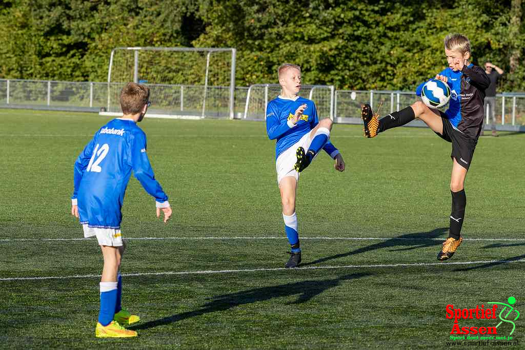 VV LEO JO13-1 vs FC Zuidlaren JO13-1 8 oktober 2022 - © Gino Wiemann