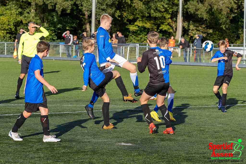 VV LEO JO13-1 vs FC Zuidlaren JO13-1 8 oktober 2022 - © Gino Wiemann