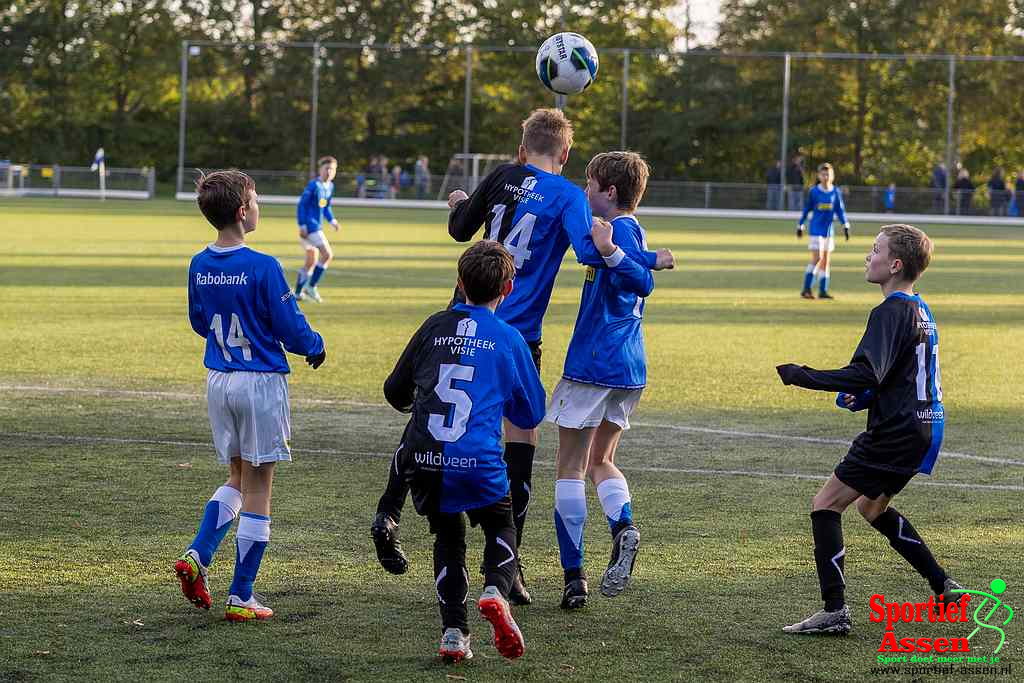 VV LEO JO13-1 vs FC Zuidlaren JO13-1 8 oktober 2022 - © Gino Wiemann