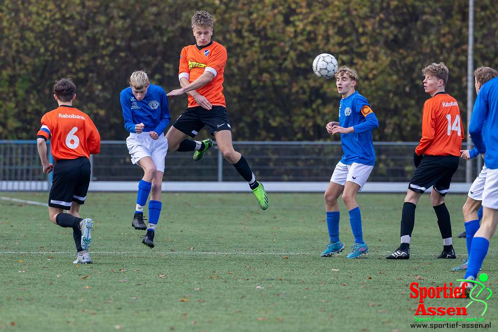 LEO Loon JO17-1 vs Stadskanaal JO17-1 26 november 2022 - © Gino Wiemann