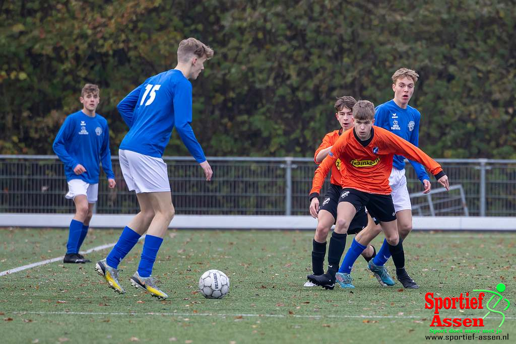 LEO Loon JO17-1 vs Stadskanaal JO17-1 26 november 2022 - © Gino Wiemann