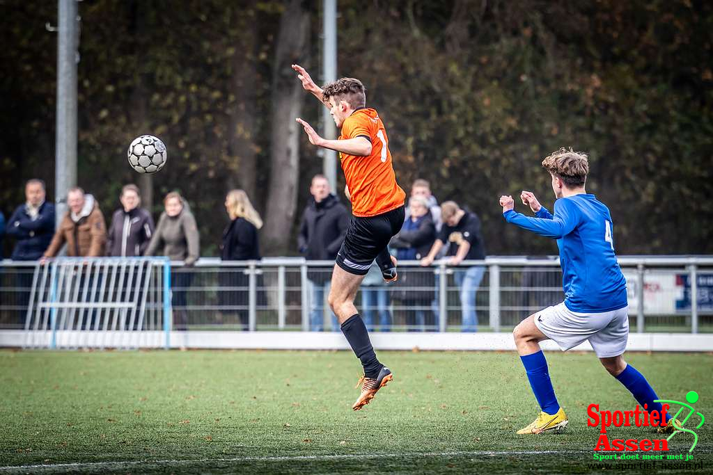 LEO Loon JO17-1 vs Stadskanaal JO17-1 26 november 2022 - © Gino Wiemann