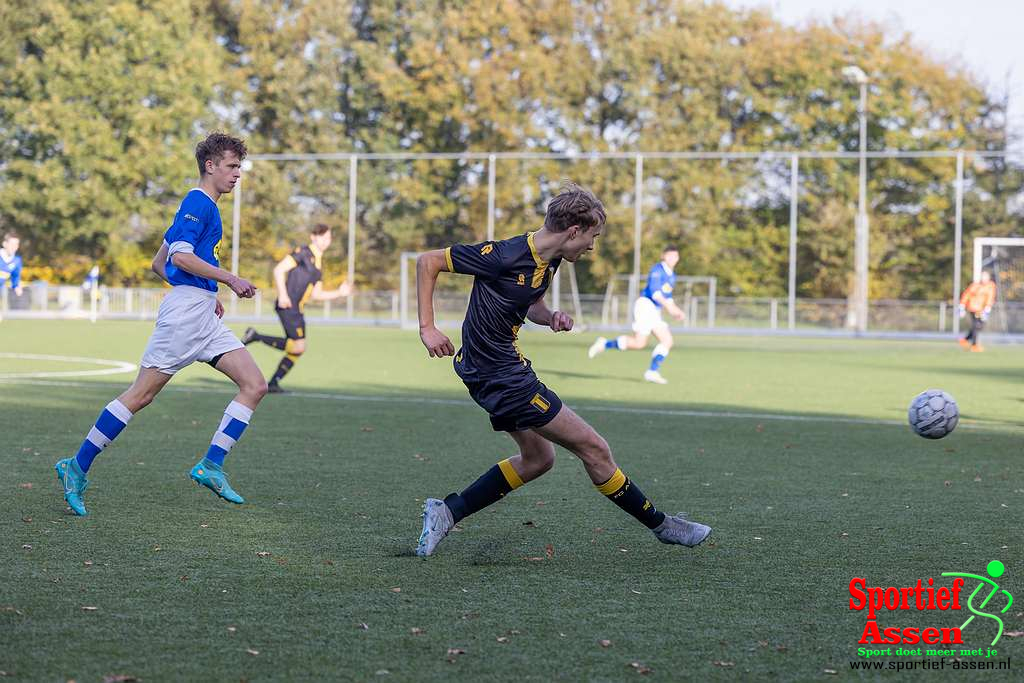 VV LEO JO19-1 vs FC Assen JO19-1 12 november 2022 © Gino Wiemann