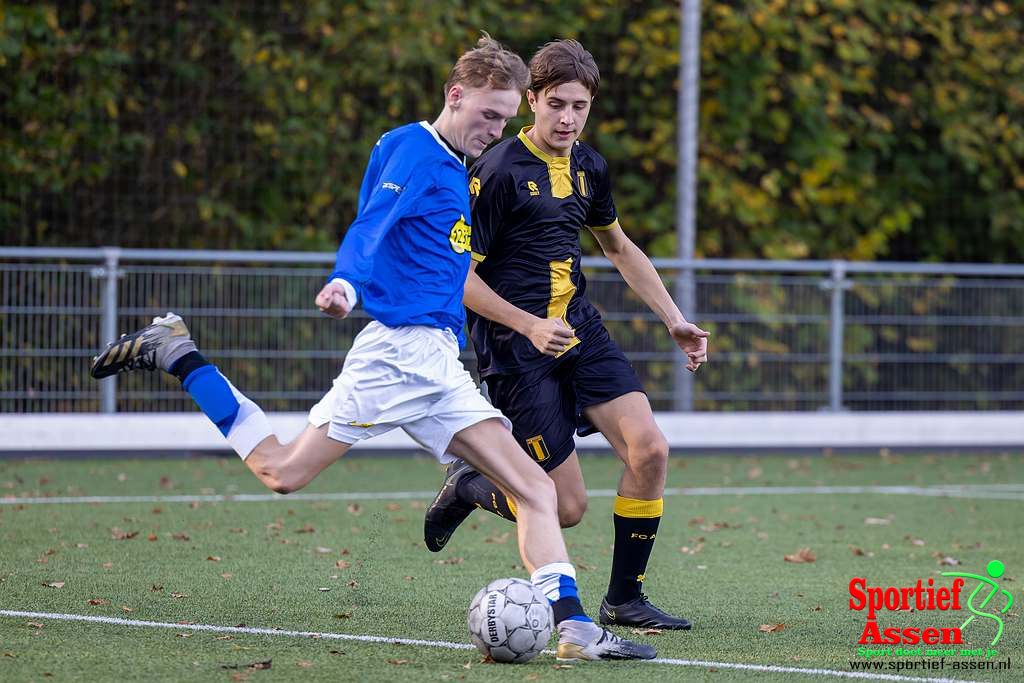 VV LEO JO19-1 vs FC Assen JO19-1 12 november 2022 © Gino Wiemann