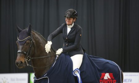 05 Laura Zwart streelt haar paard ZAV Lumen Jackson bij de huldiging: Foto Mariol Middel