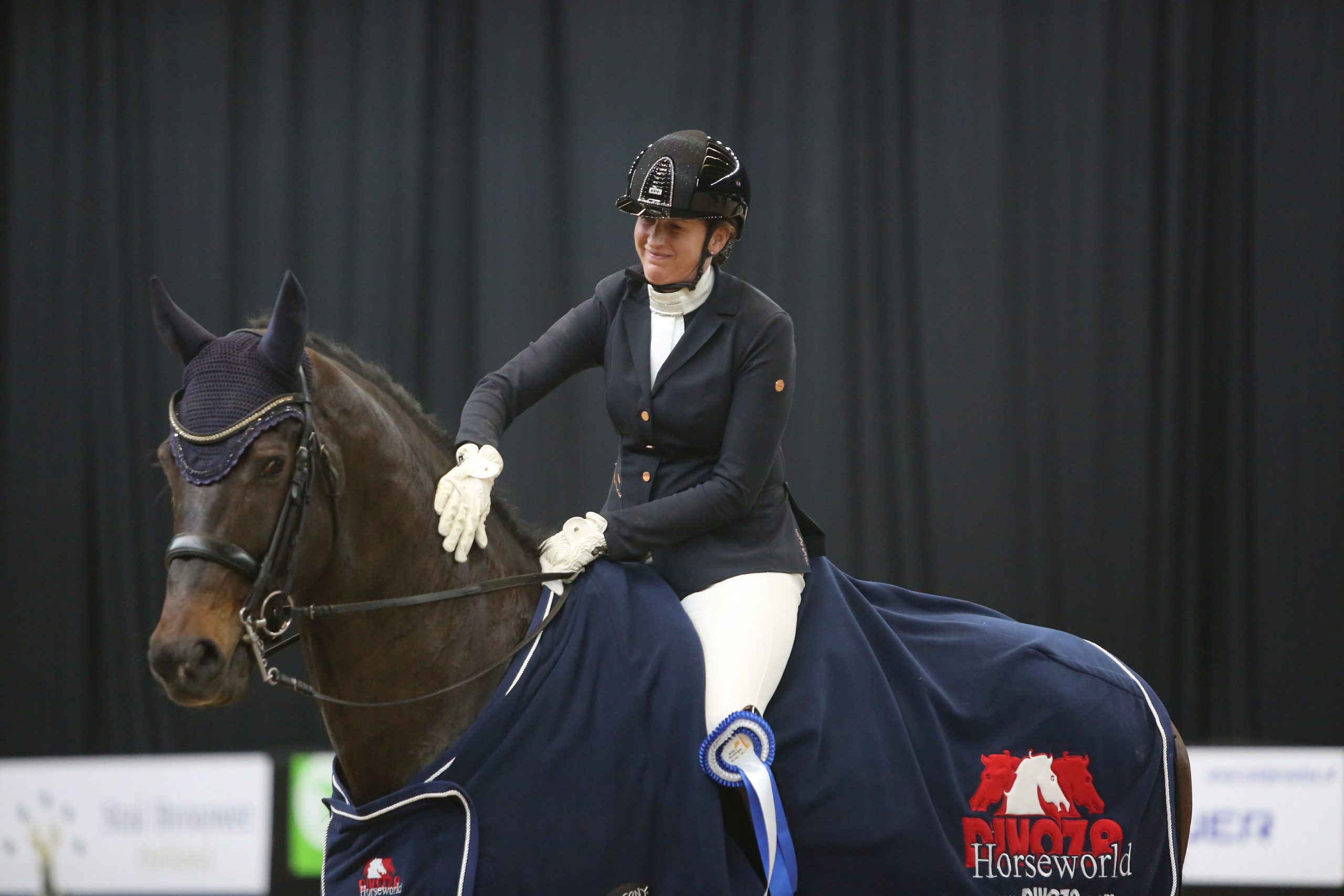 05 Laura Zwart streelt haar paard ZAV Lumen Jackson bij de huldiging: Foto Mariol Middel
