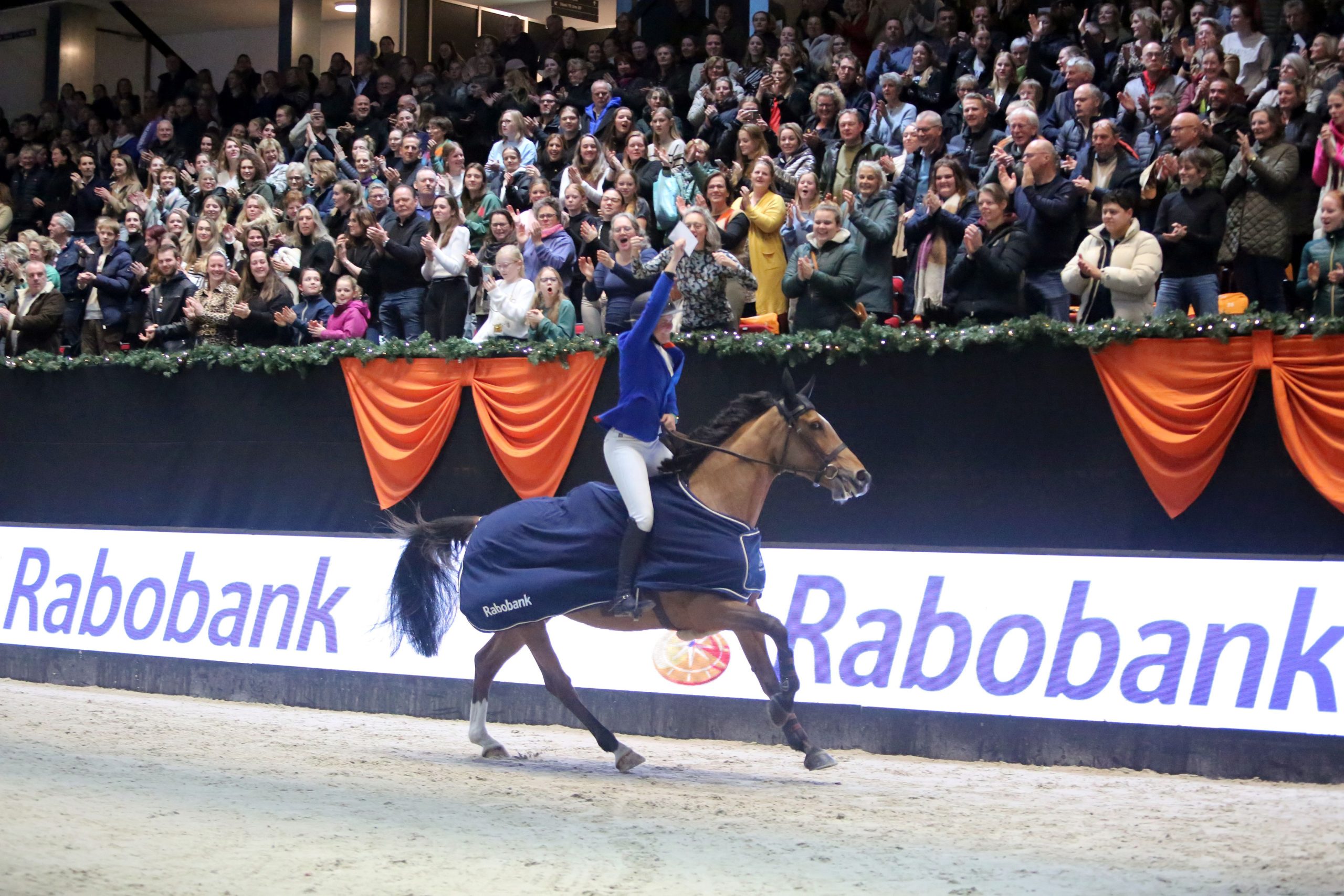 Marriët Smit Hoekstra met Duco Z tijdens de ereronde in Martiniplaza Foto Mariol Middel